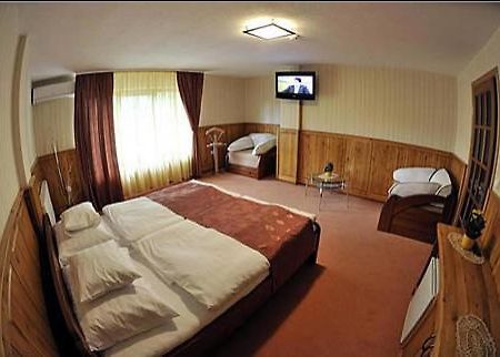 Trojka Hotel Es Panzio Szolnok Zimmer foto
